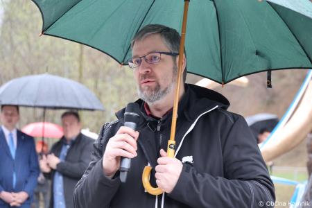 Dobrodošel mamut v Kamniku je dobil svoje mesto bronasti mamut v naravni velikosti, ki stoji v Mamutovem parku (45)